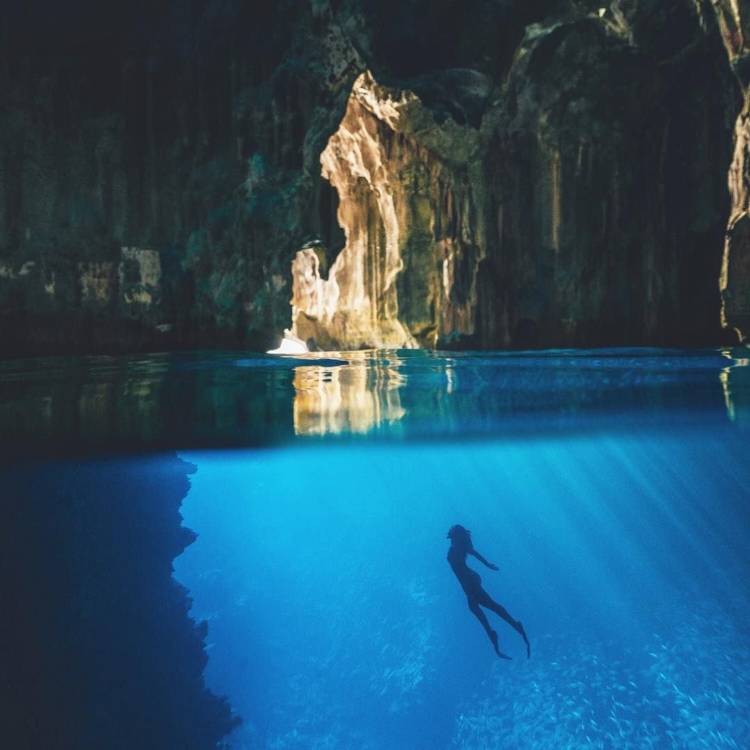 VAV_ 90 Woman swimming in a cave